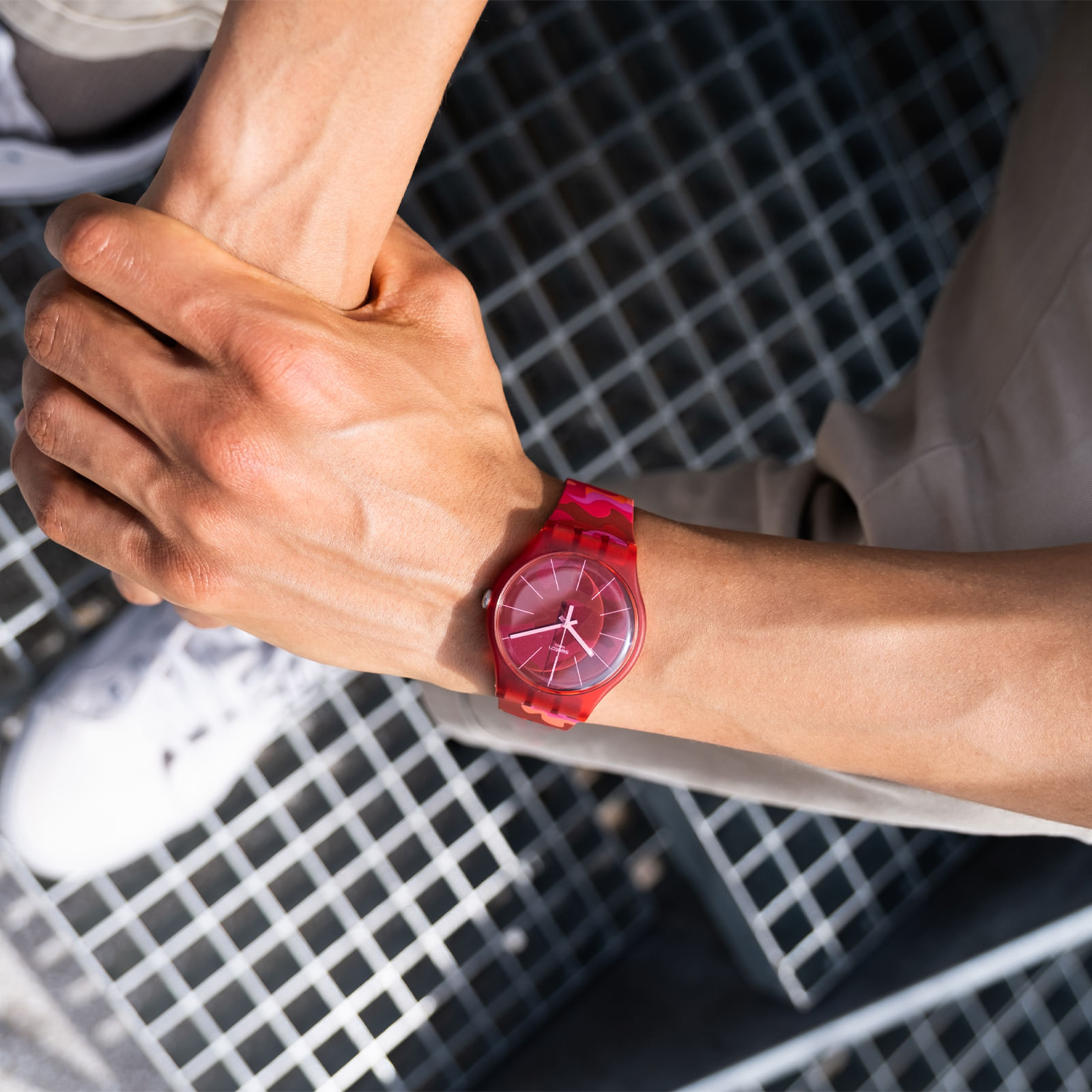 Reloj SWATCH CAMOUFLASH SUOR116 Rojo