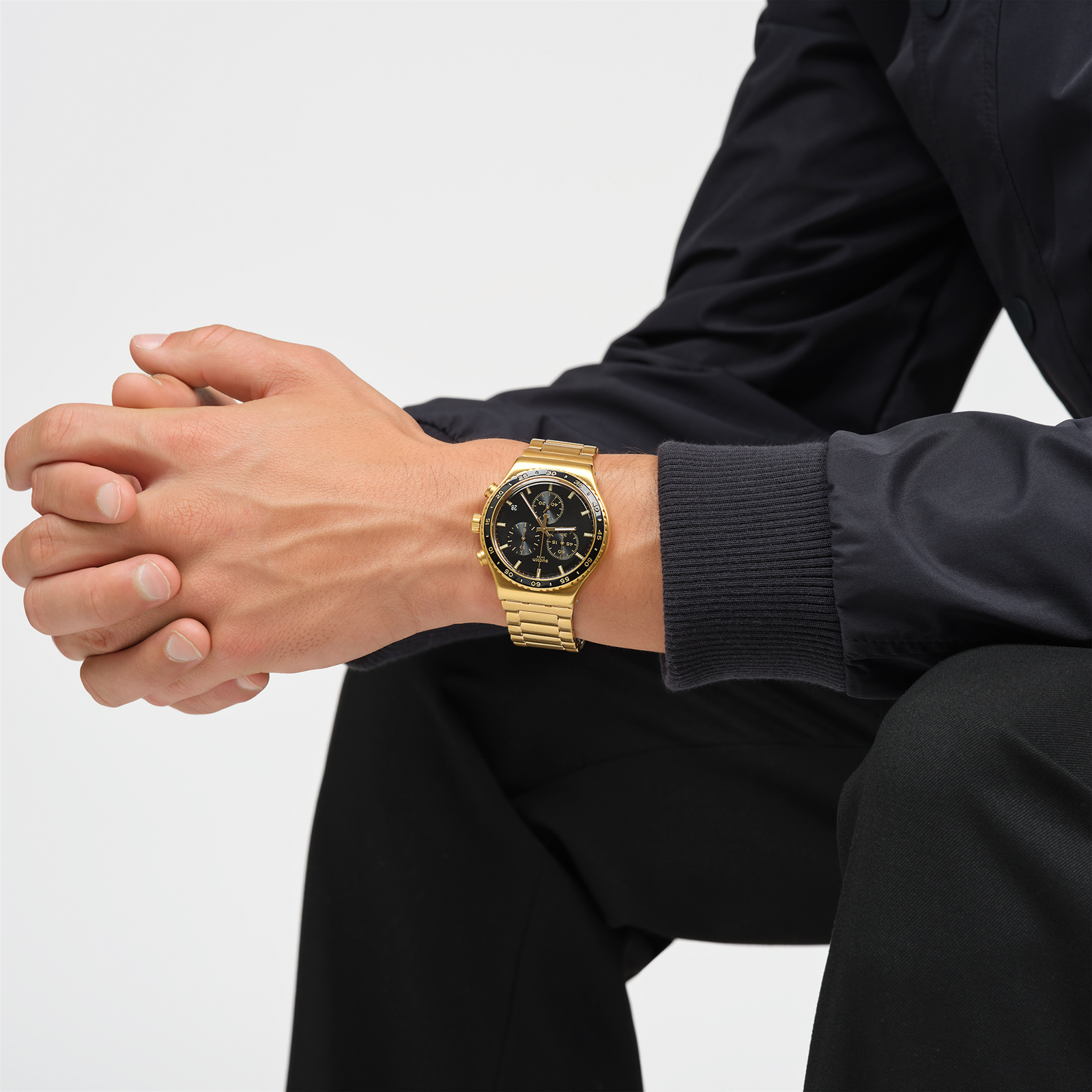 Reloj SWATCH IN THE BLACK YVG418G Dorado